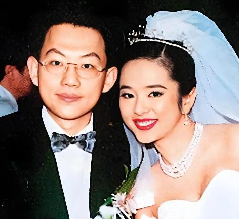 1995年，叶蕴仪拒绝了苦追她三年的林志颖，转身嫁给了千亿富豪的陈柏浩，婚后的第