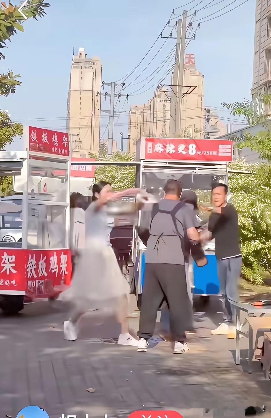 美女内裤套人简直离谱至极，愚蠢到极致。
 
一时怒火上头，当众拿内裤套人，看似是