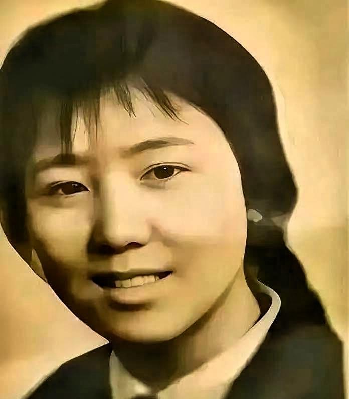 1972年，泥瓦匠张复生迎娶了女知青乔献华。新婚夜，他发现妻子的腰很粗，面对他的