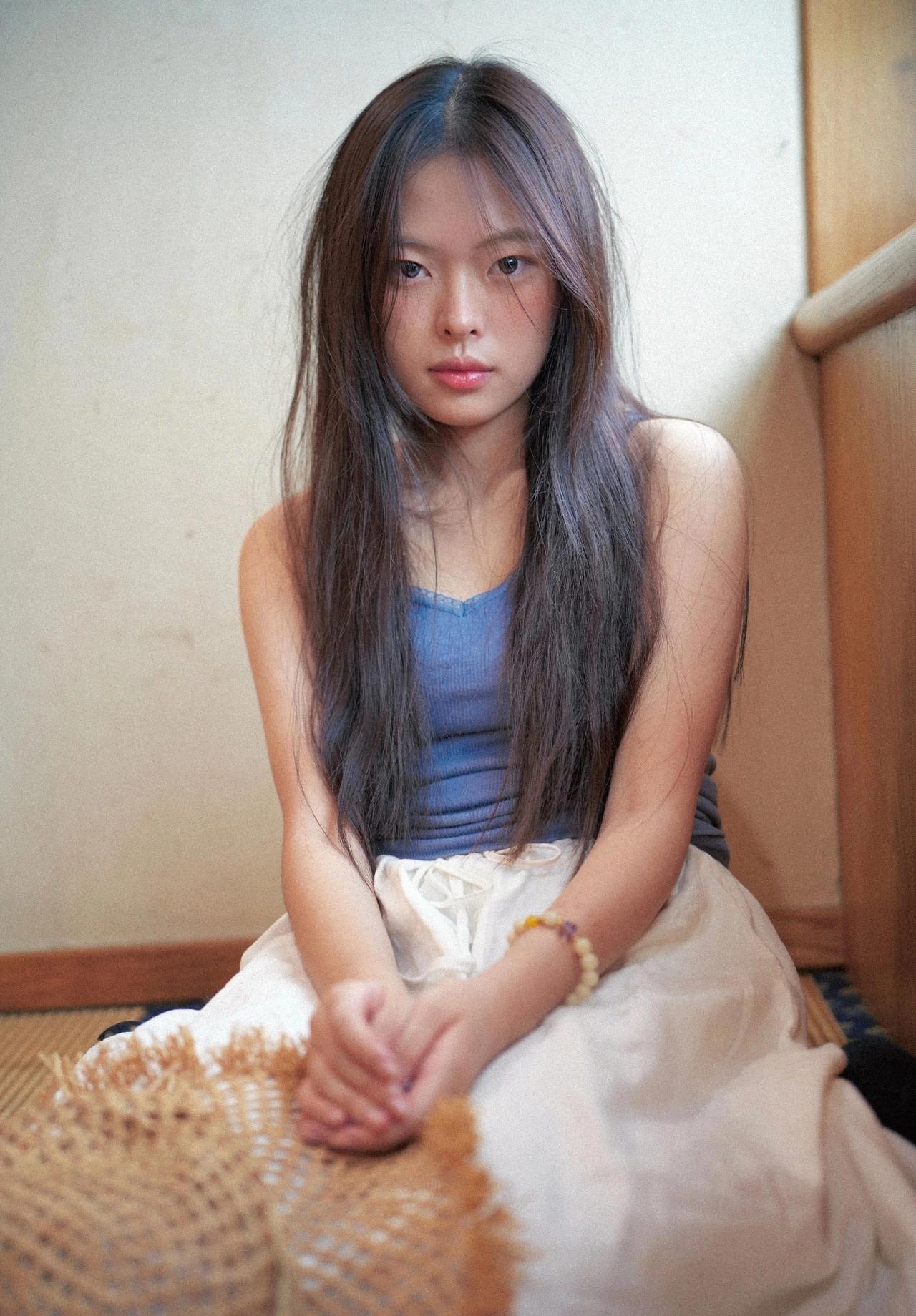 静谧时光，少女沉思