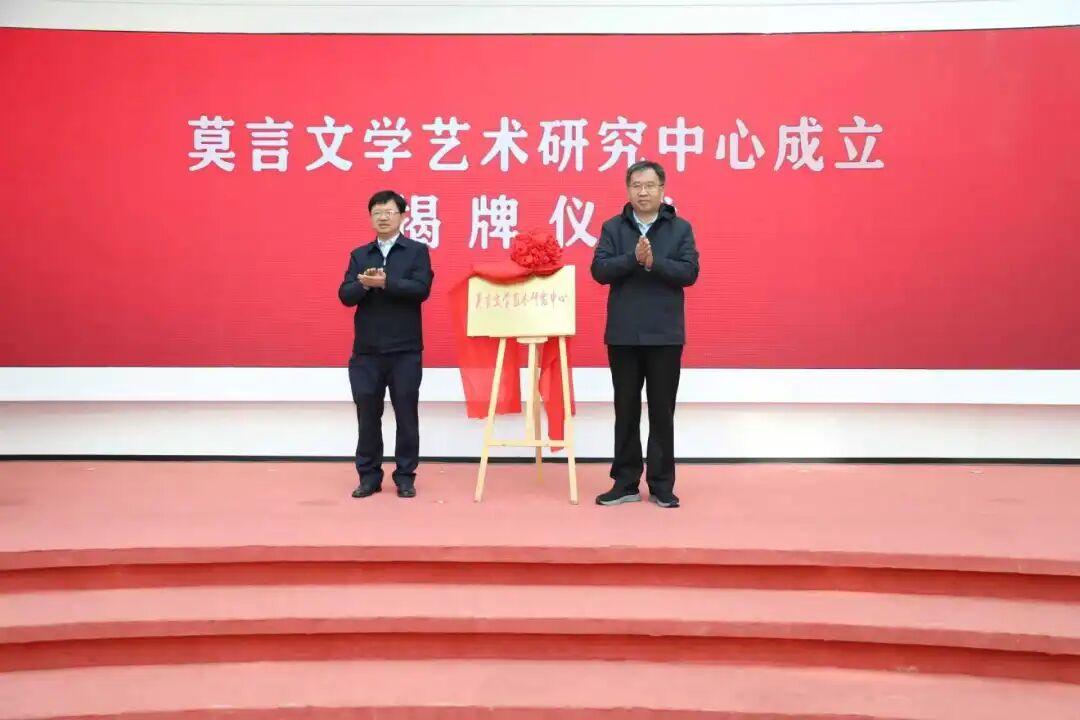 人还活着，就办死后的事。
这是活人的幸福，还是死人的荣耀？