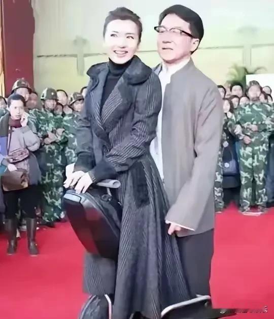 成龙与陈好在走红毯时，两人曾有过一次引人注目的互动。2007年，他们一起参加活动