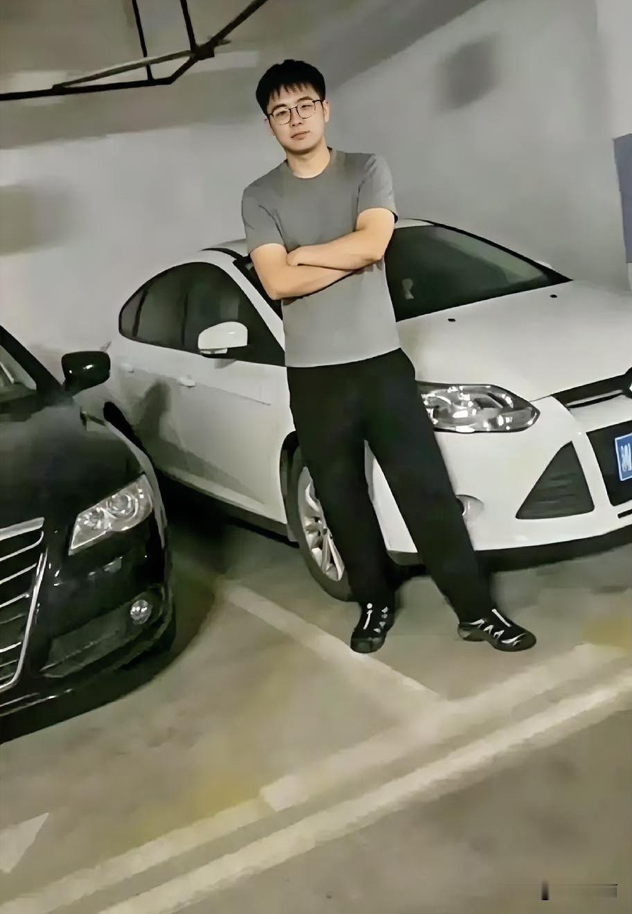 很多人只盯着停职的彭某某，却忽略了事件里最得不偿失的人——她的男友雷某。作为长沙