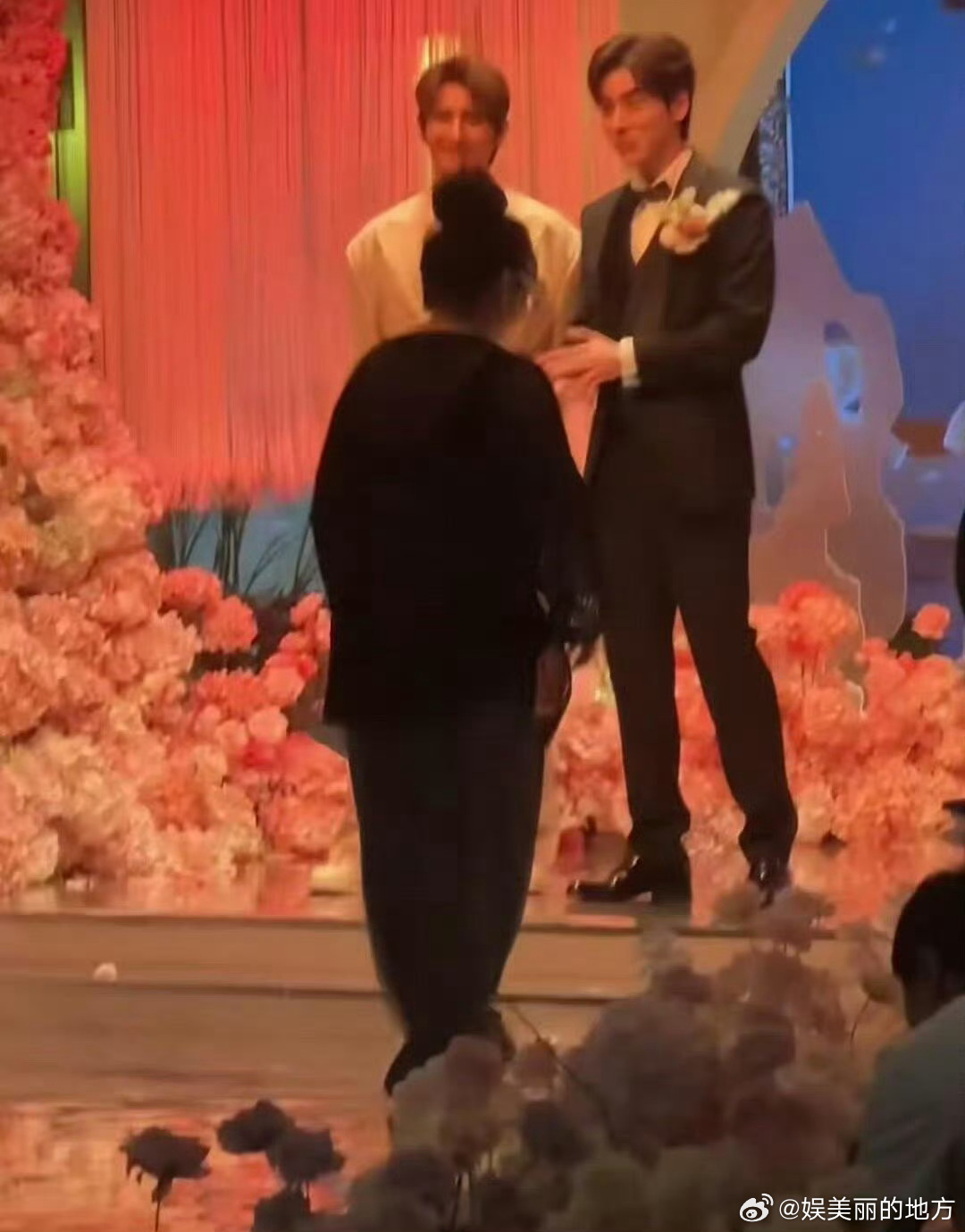 张远在飞机上也不忘给魏哲鸣打call看得出张远很着急了 张远这操作绝了！飞机上急