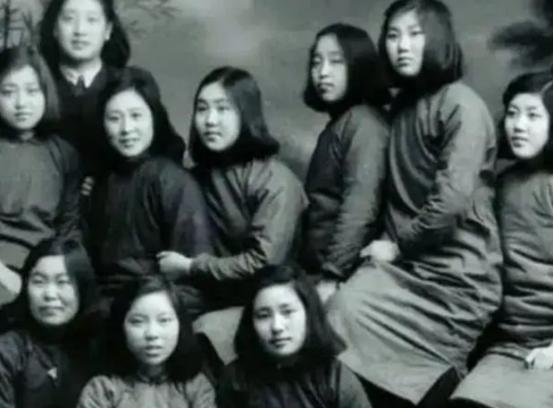 1940年春天，一支禽兽不如的日本鬼子闯入了抚松师范中学，强行掳走了500多位该