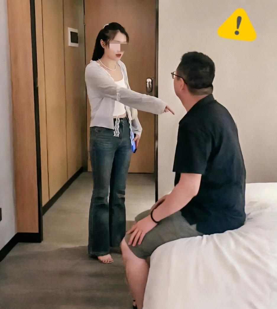 湖南一男子带着女友入住酒店，
临时发现没带避孕套，只好花15元买了房间里的收费款