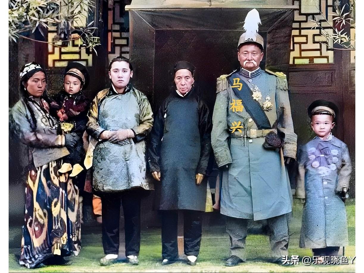 这才是1920年马福兴与他的三个老婆以及孩子在新疆喀什噶尔的真实貌相，并非演员饰