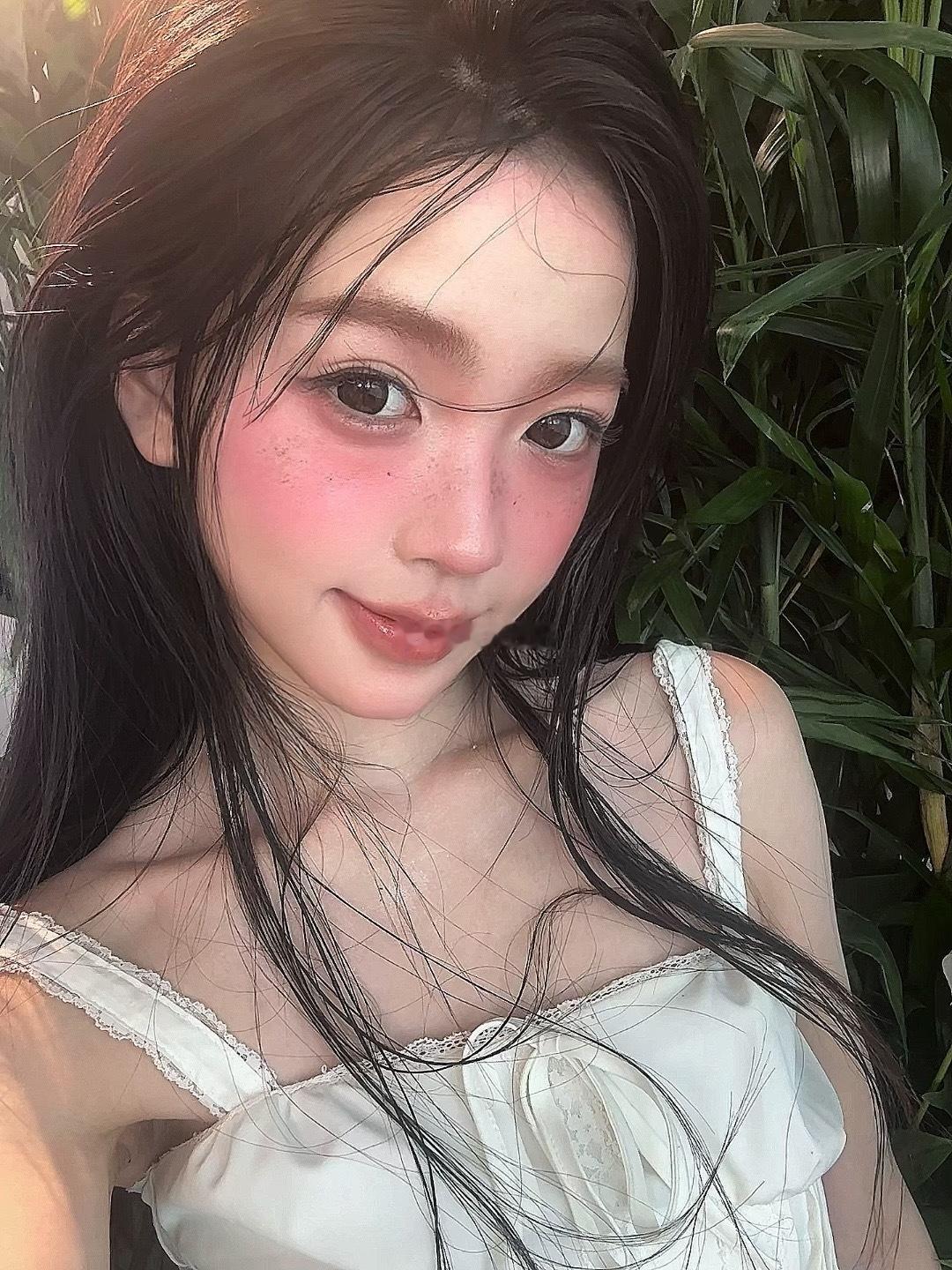 加了液态高光不挑人才是是惹人怜爱的无辜感。 ​​​
