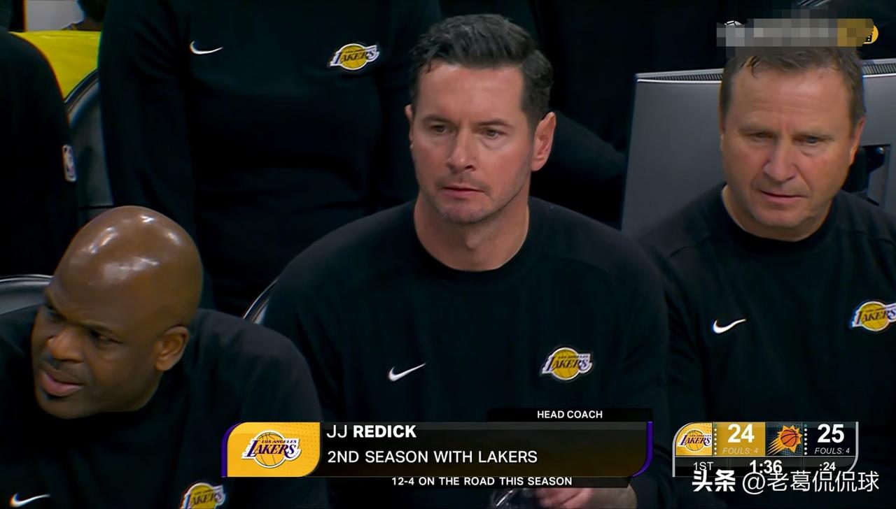 湖人主帅雷迪克真是怒火中烧啊！在今天湖人客场以108：132惨败于太阳的赛后采访