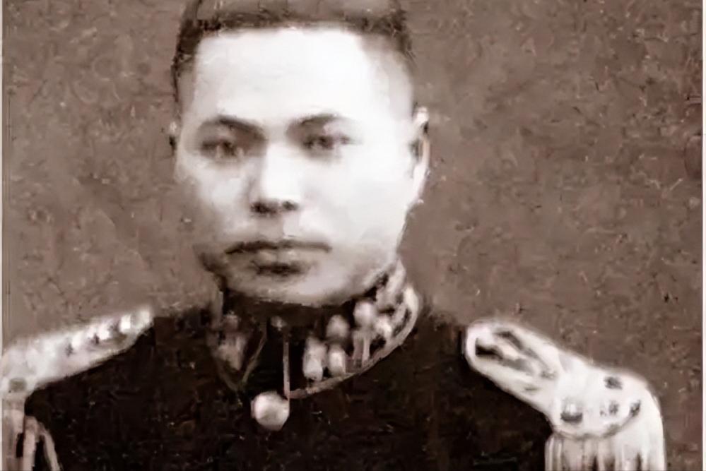 1946年，国军少将趁着夜色，闯进了一个地下党员家里，他用枪顶着地下党员的脑袋，