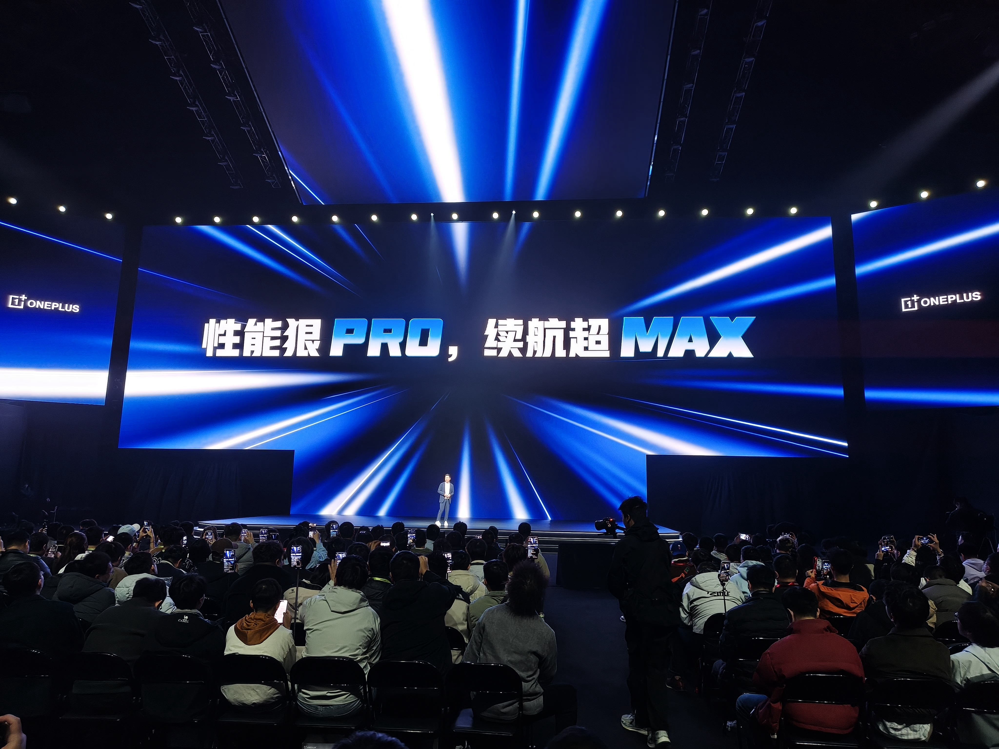 今年都跟 Pro 和 Max 干上了