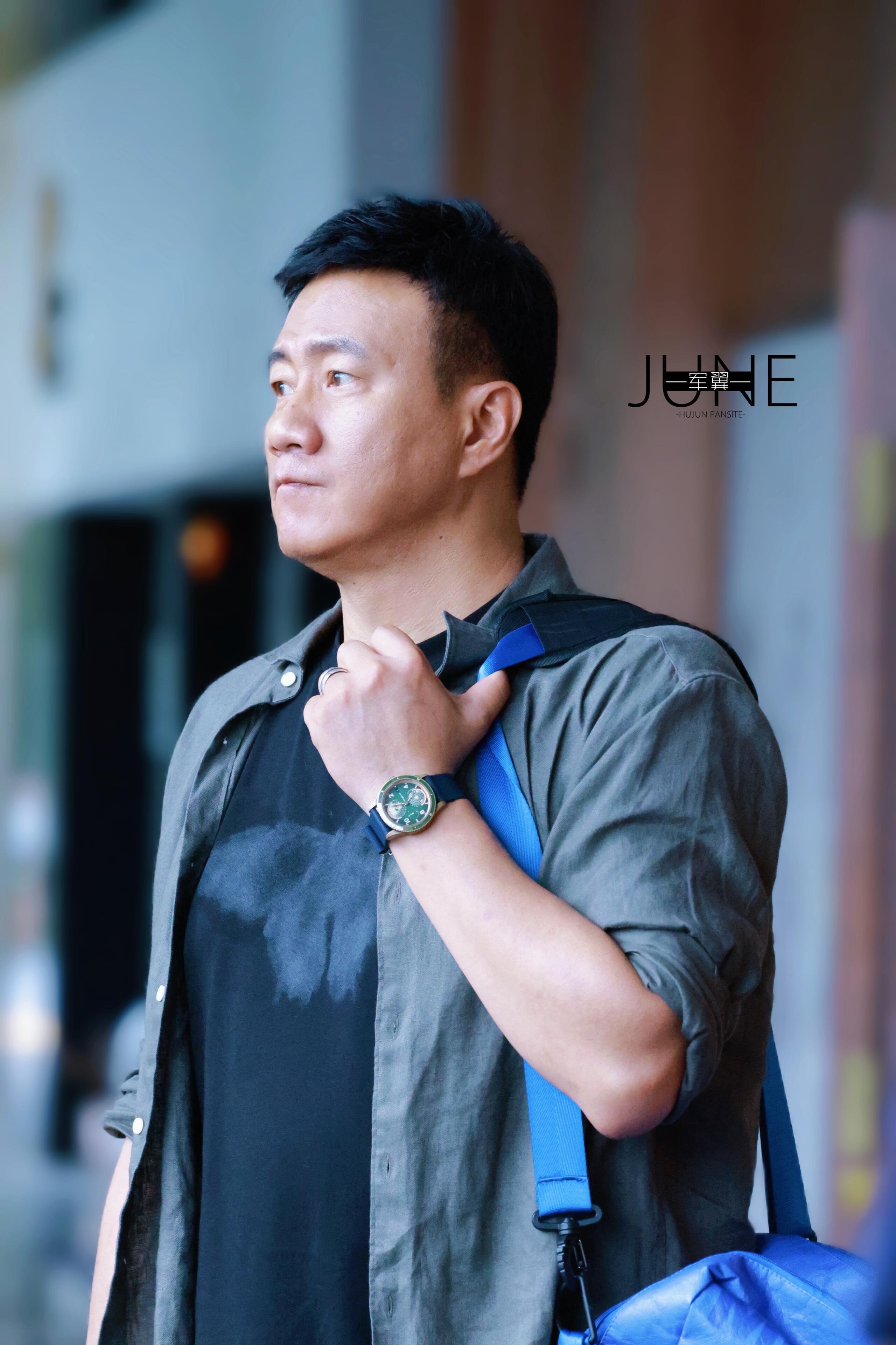 胡军李乃文跟陈丽君老父亲似的笑死我了！胡军李乃文真是陈丽君亲爹本爹，偷偷密谋红糖
