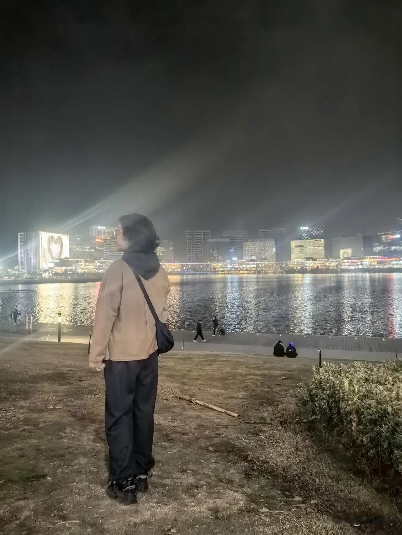 #分享一下你随手拍下的夜景#
为了一杯dati生生开了四十分钟到金融岛，找不到停