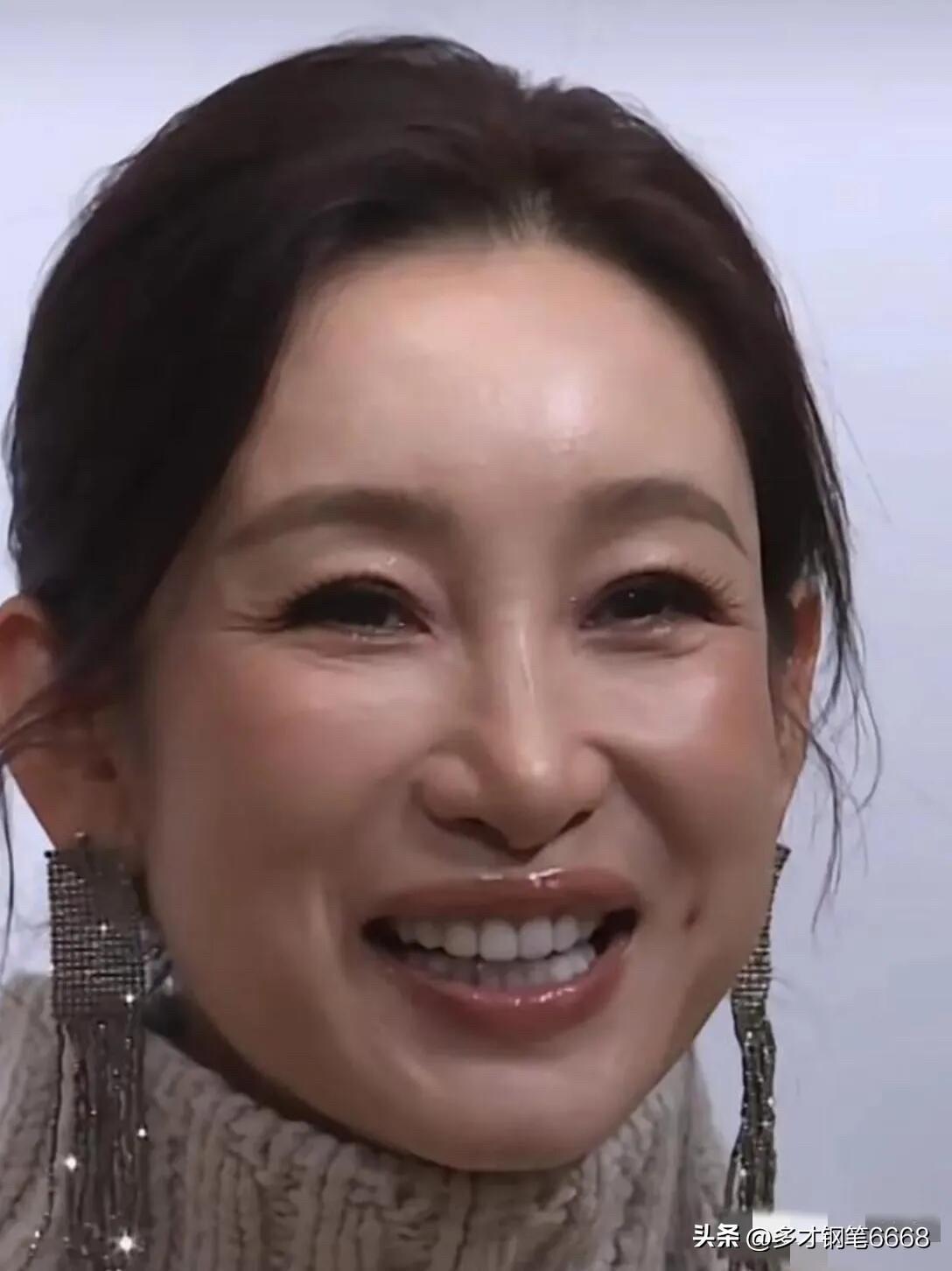 她即使不美，也是那么的有气质，演技好，不需要颜值，就是这样的笑容让人看着很暖人，