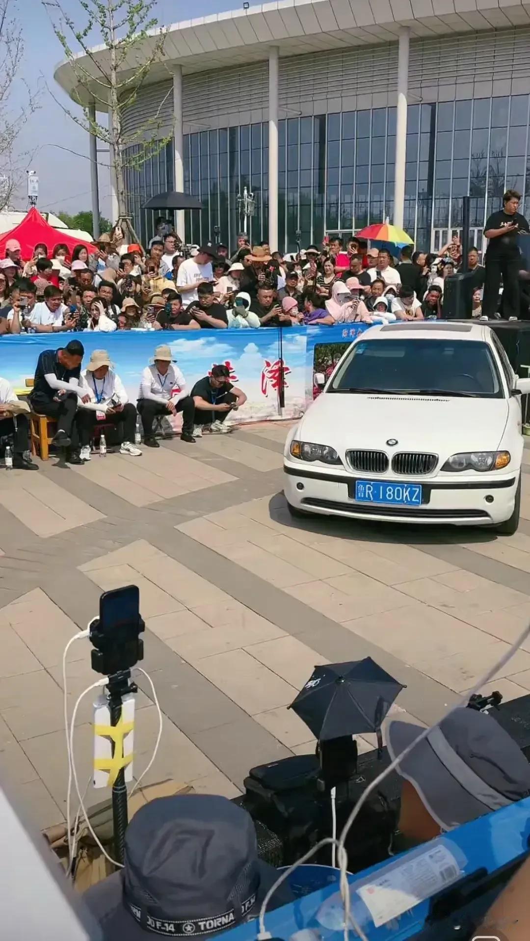 郭有才每次直播为什么身后都放着一辆宝马，他是和宝马有什么特别的缘分吗？还是说，他