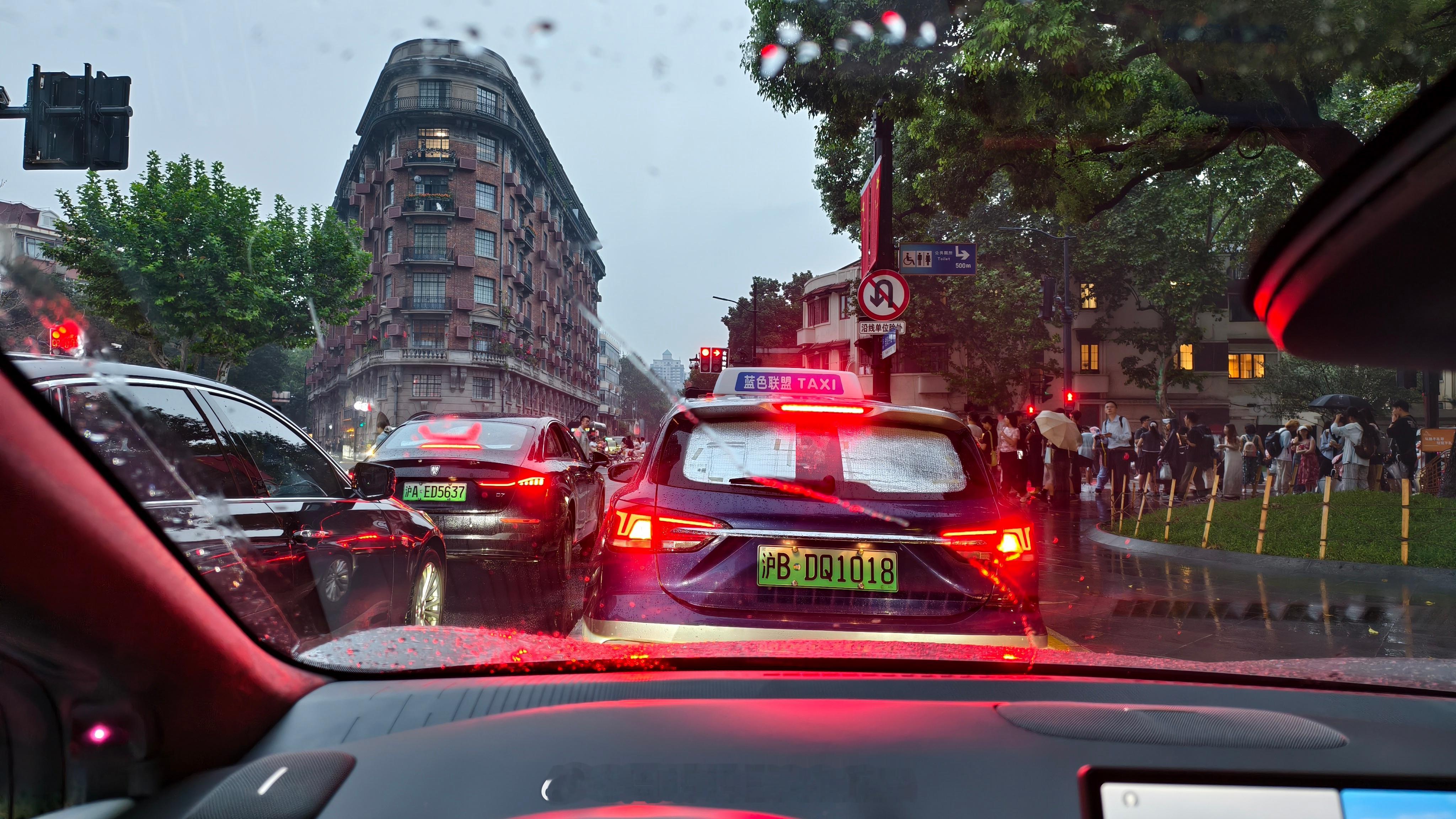 下雨天的武康大楼，多了一点阴郁的美。为什么阴郁？因为4公里要开30分钟[怒] ​
