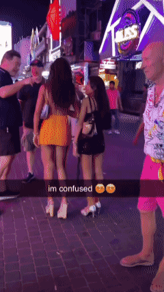 一名女子把自己在泰国街头被陌生男性搭讪记录了下来......
有的只是简单的“触