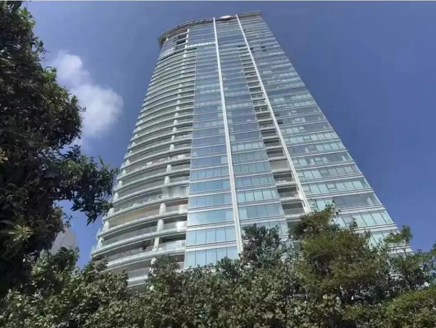 藏不住了！
2月26日21时53分，北京，每日经济新闻最新消息，许家印侄子许火健