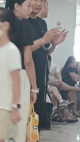 这是什么情况？
一名男子正在和老婆聊天说话。
但是为什么他手上还戴着手铐呢？
看