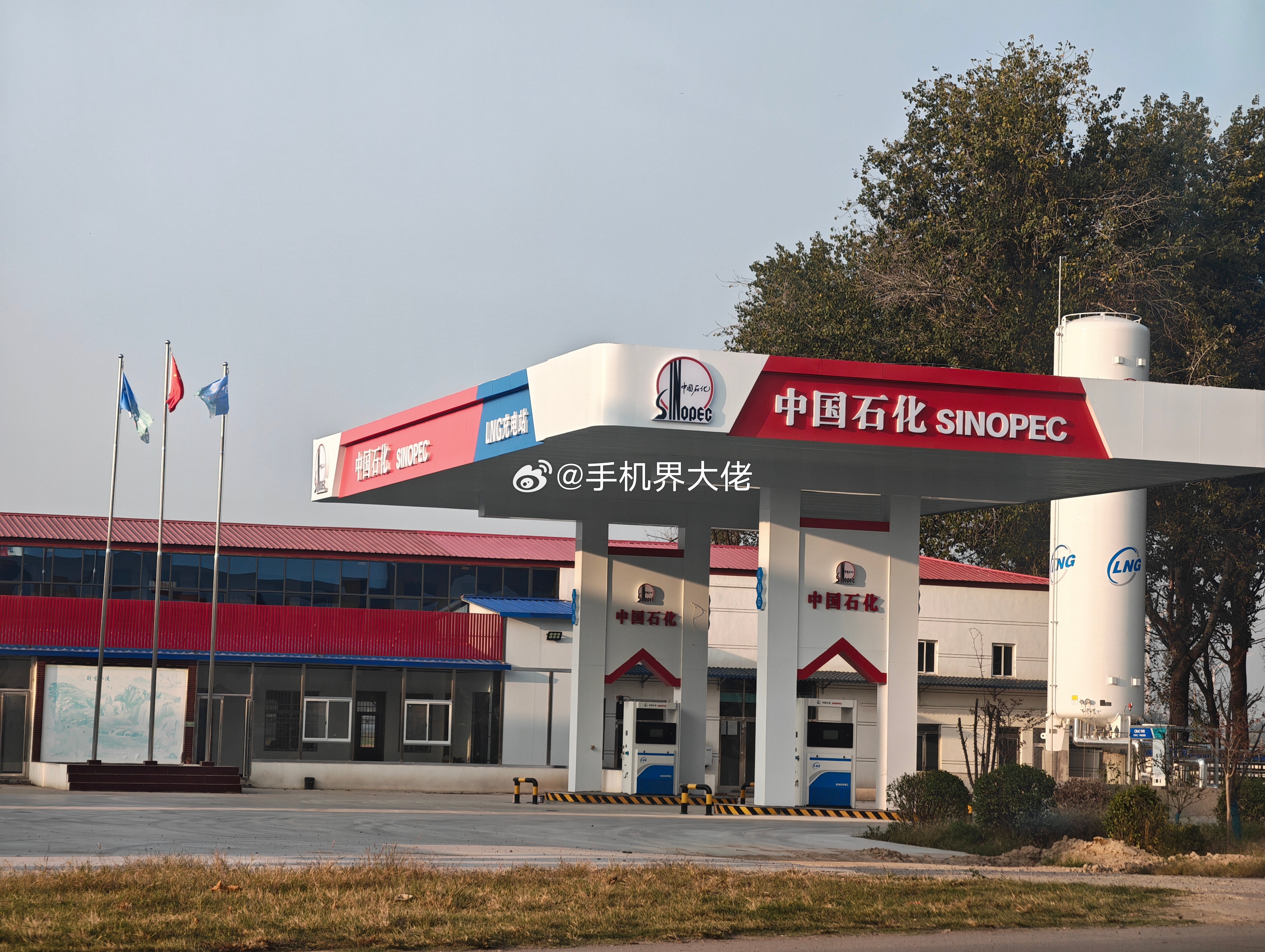 家附近新建个中国石化的站，刚开始我还以为会有充电站，想不到只有加油和加气的，没有