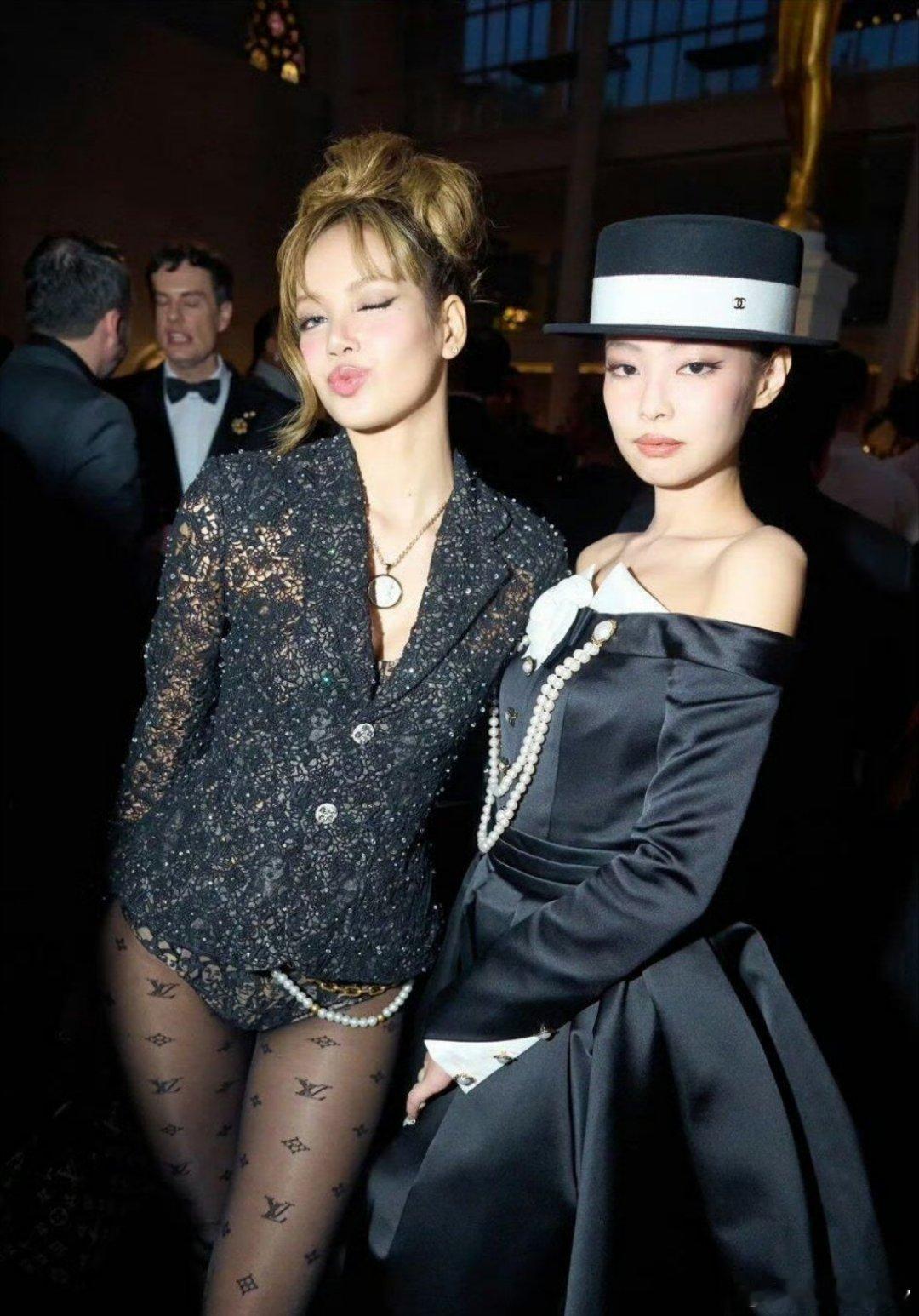lisa和jennie合照 完全不同的两种风格，高岭之花VS暗夜猫娘，你们更喜欢