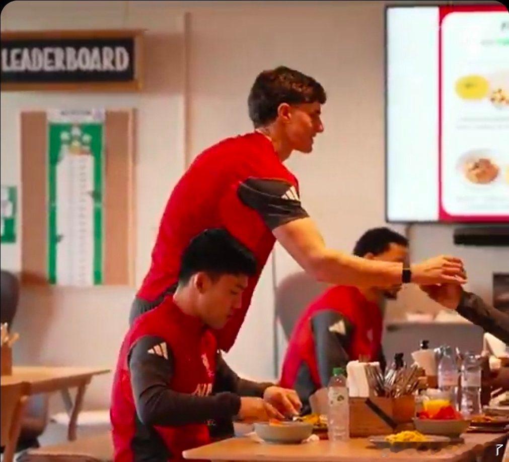 莱奥尼最近一次亮相他看起来肌肉量增加了一些 