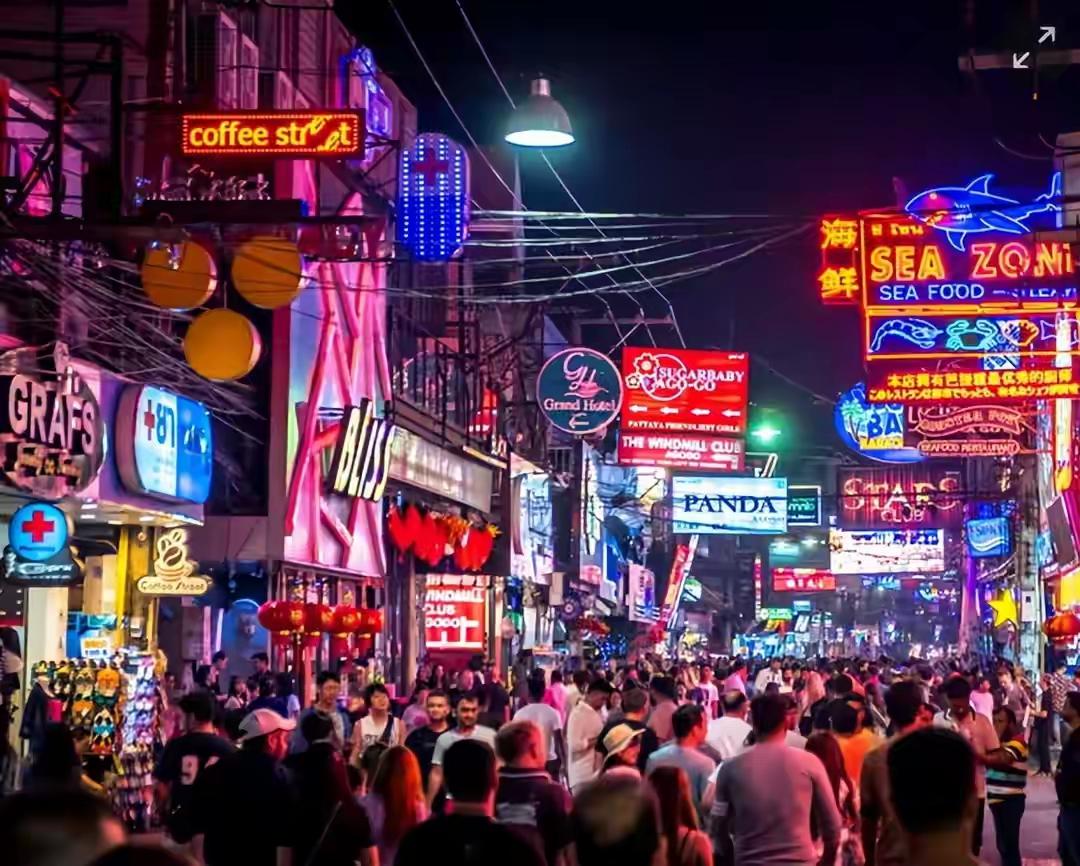 林肯号航母9月2日上午停靠泰国，进行为期五天的休整。5000多名人员可以上岸了，