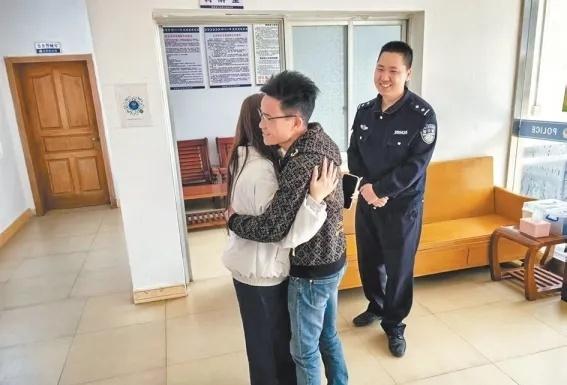 【排查3万人，民警从20多个“阿明”中找到了她失散20年的父亲】“爸爸！”一声呼