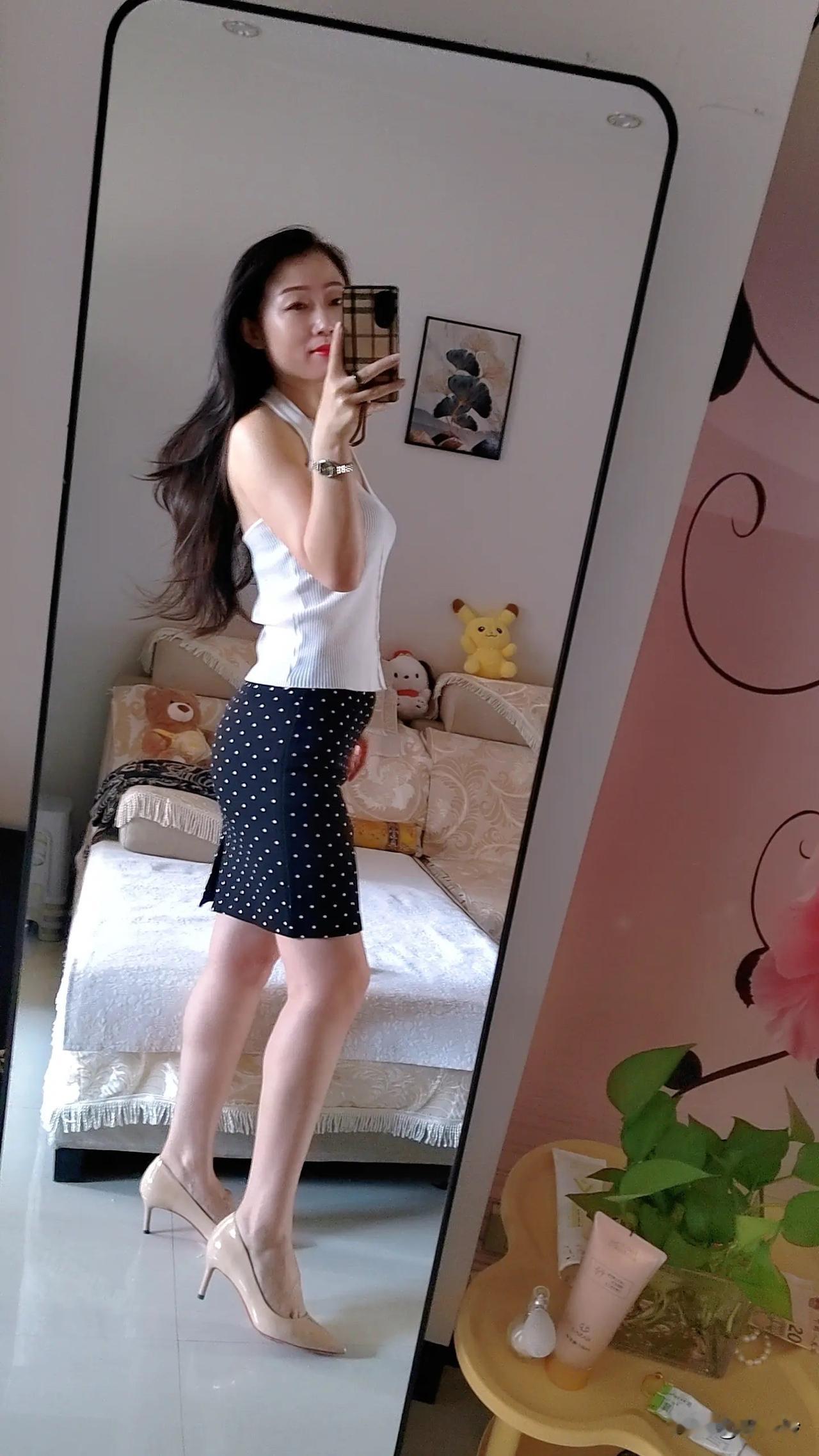 优雅白裙搭配高跟鞋，简约而不失时尚！👗👠