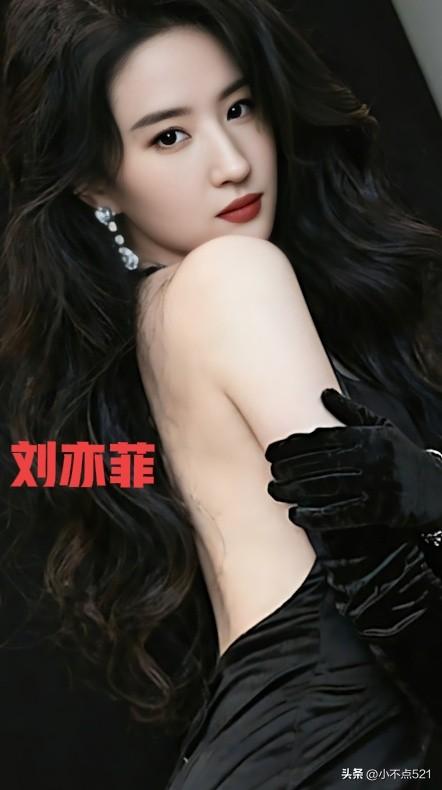 刘亦菲这造型也太美了！[比心]白色吊坠在灯光下闪得我移不开眼，卷发温柔又带点小妩