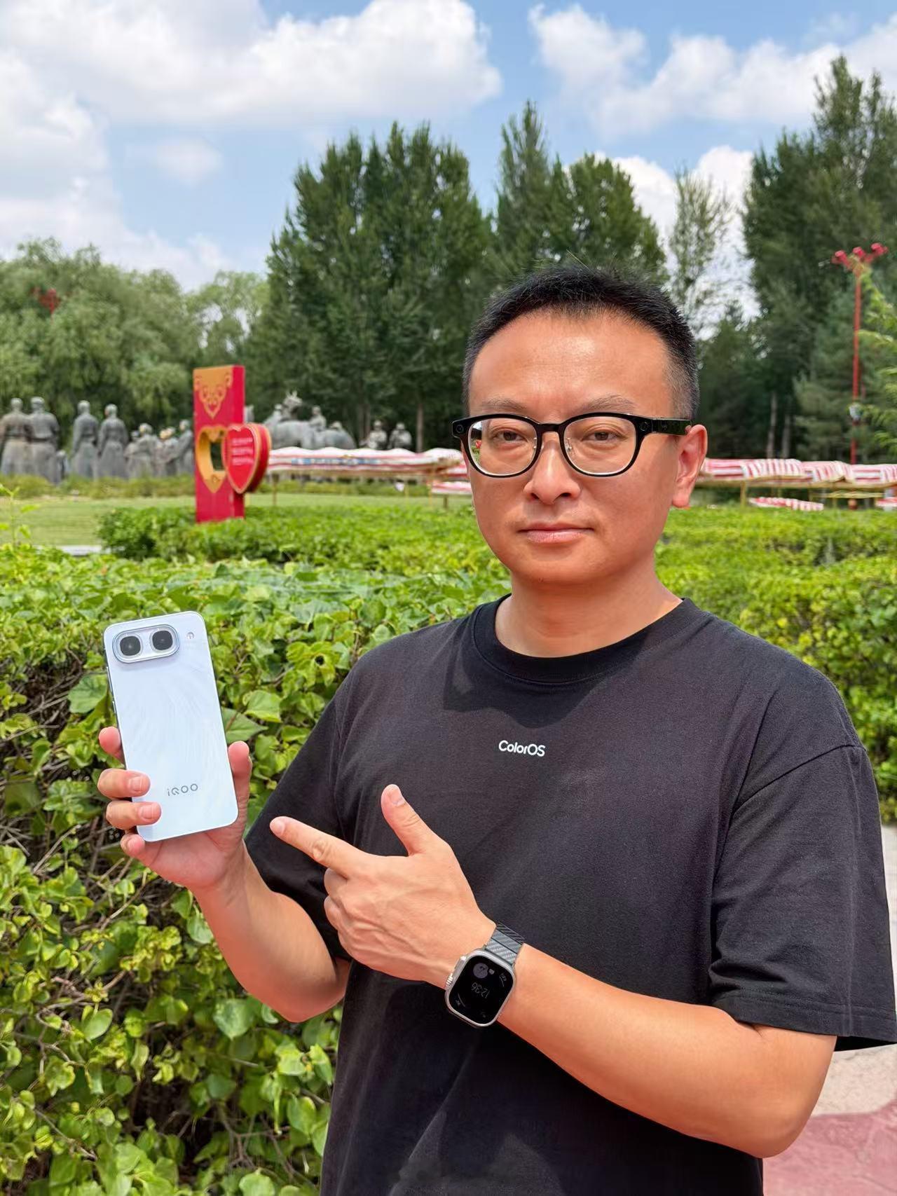 给你们看看iQOONeo11至尊版2K护眼超冠屏到底有哪些特点！最典型的特点就是