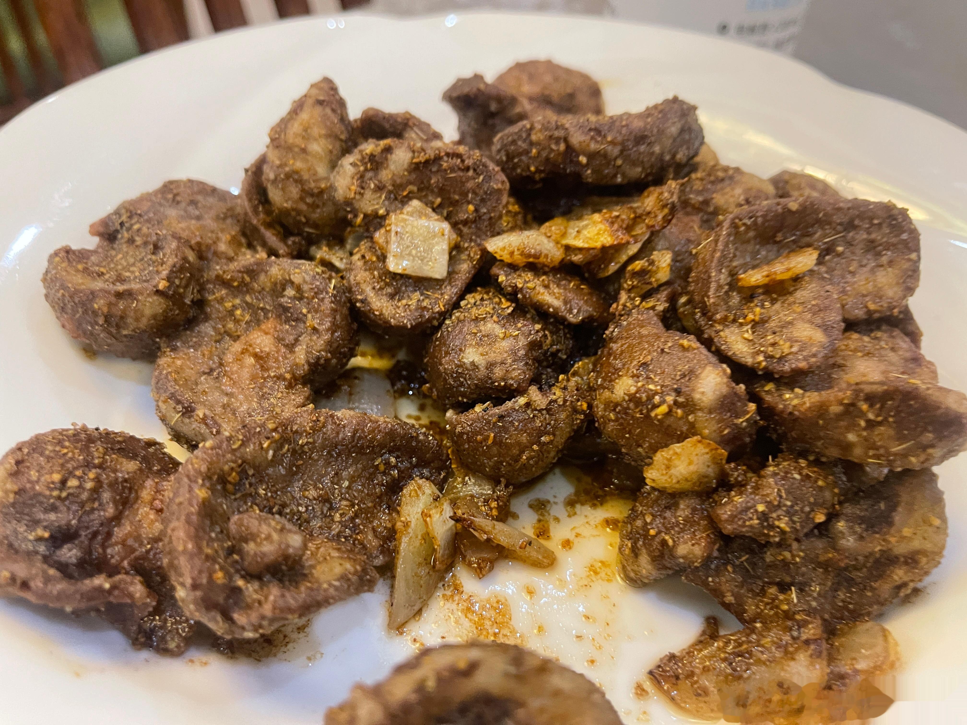 老婆给我点了份韭菜拌面，还点了份羊腰，这不是伟龙套餐嘛！ ​​​