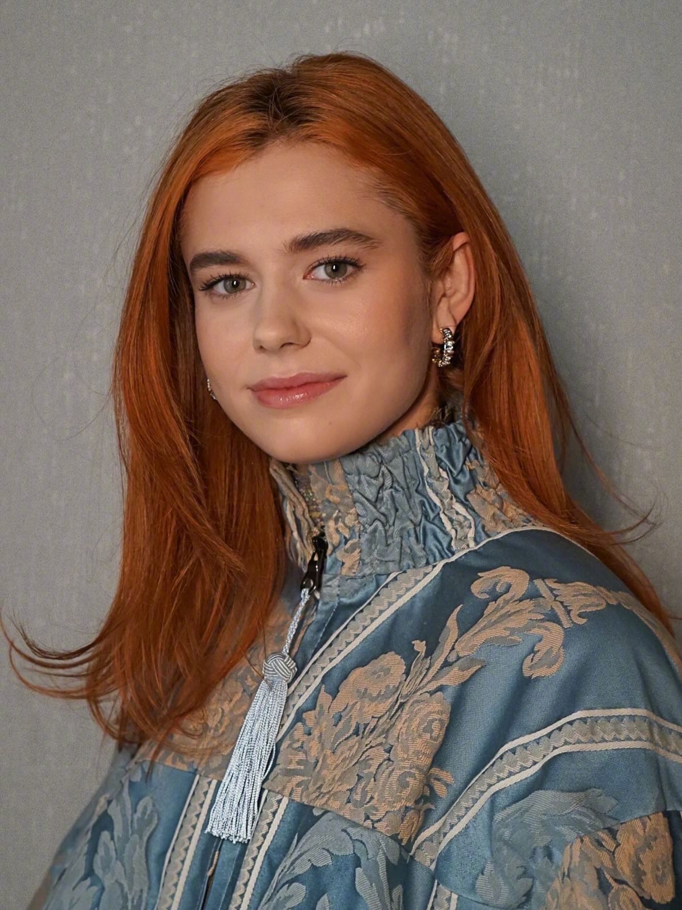 艾莉森·奥利弗，呼啸山庄宣传活动造型系列 来自造型师Sara Hill的分享。艾