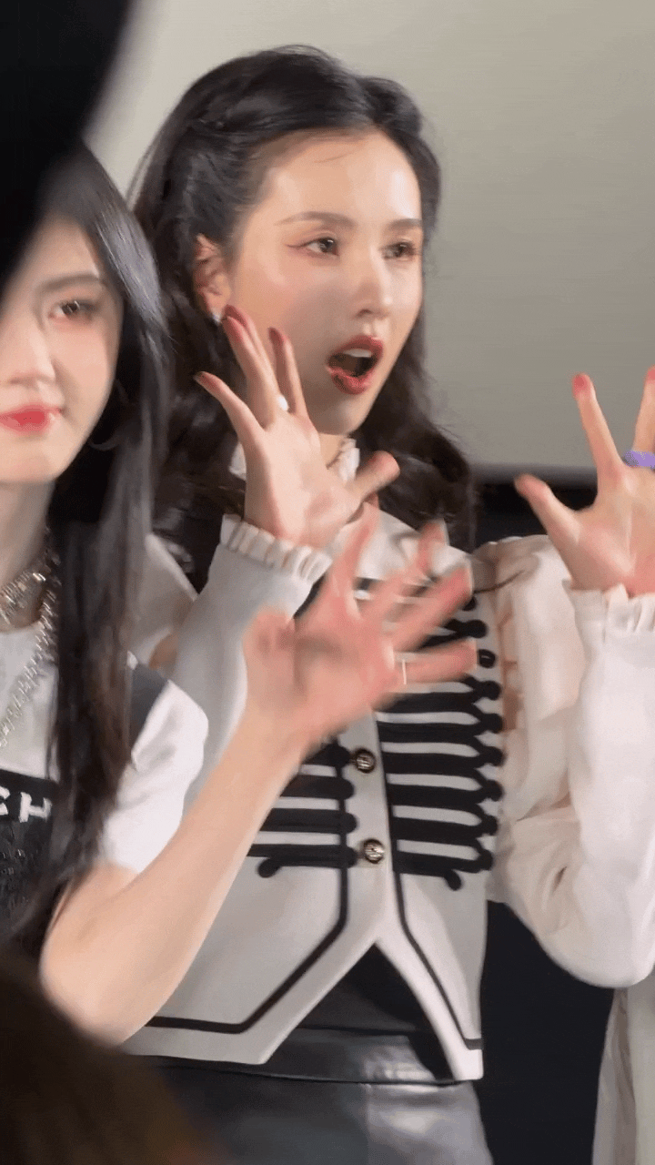 陈都灵瘦归瘦，脸上很有肉感，怪不得她的小名叫嘟嘟呢！