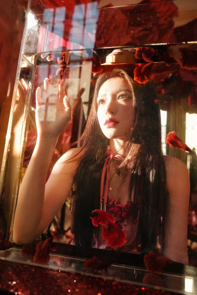 程潇出道十周年写真 程潇出道十周年写真，九宫格大片送达，做最勇敢的自己，也做最真