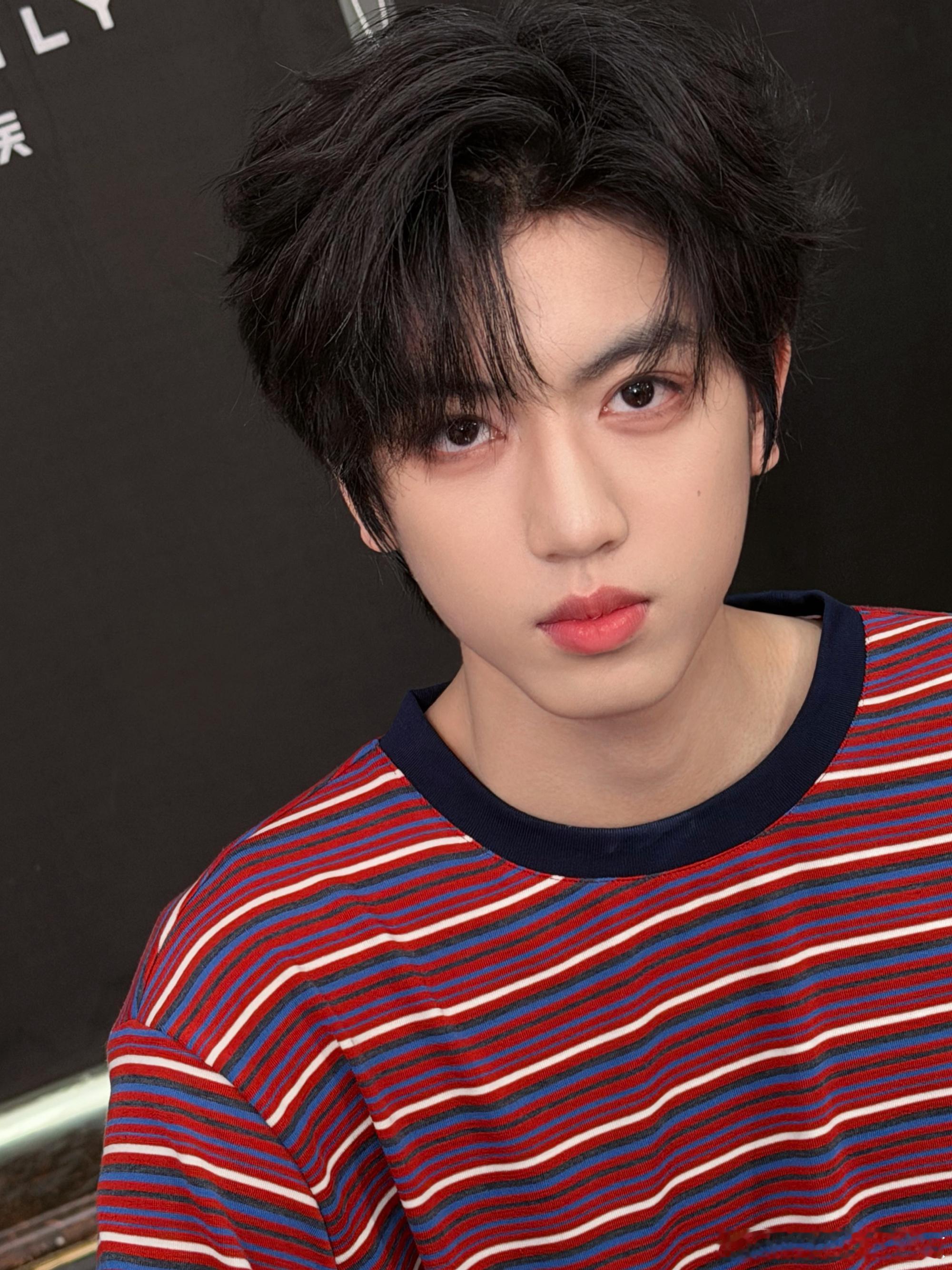 张桂源怼脸照张桂源又在全方位展示自己的帅气了，怼脸照帅的我一整个心跳加速呀咱就说