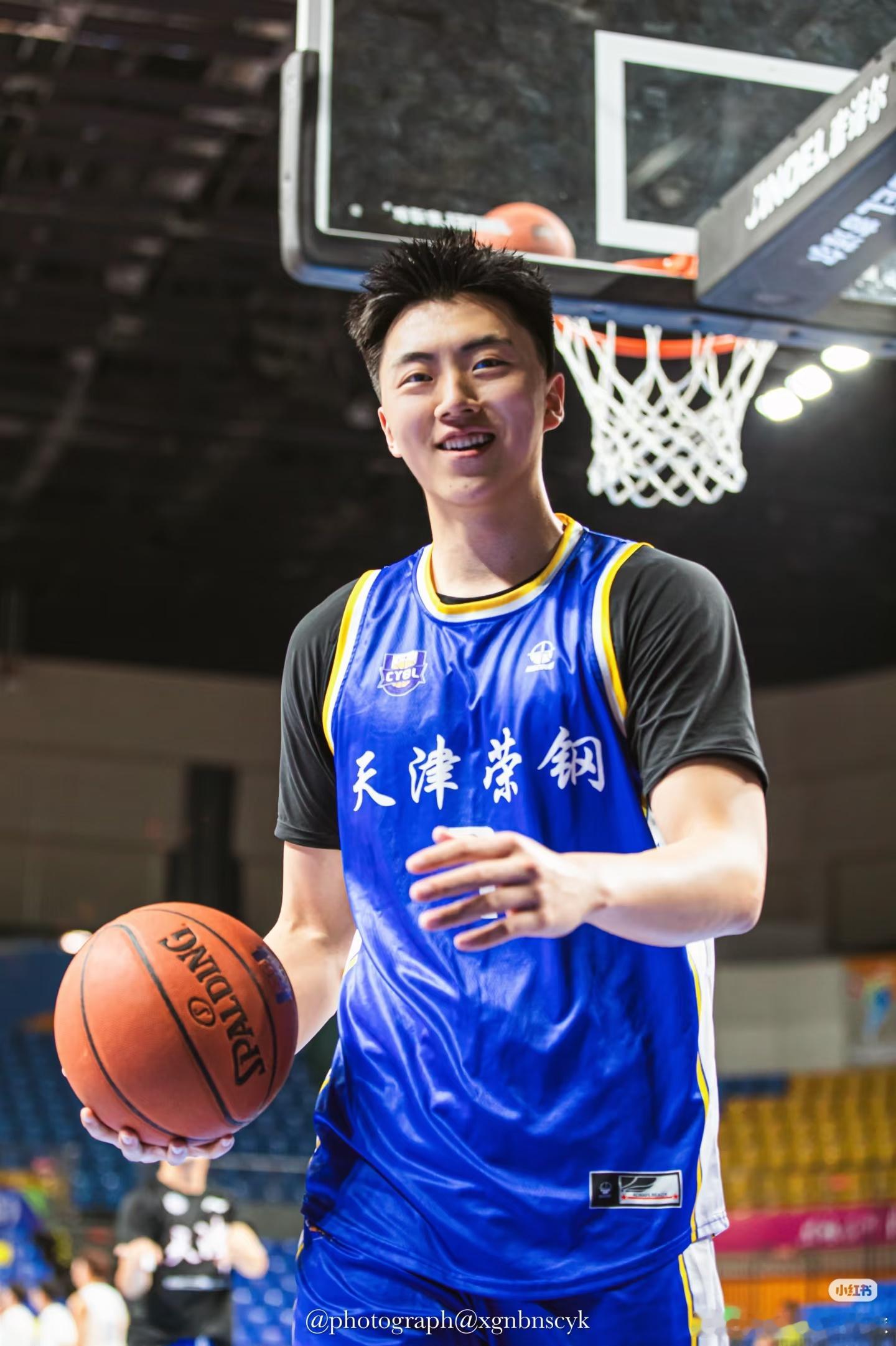 CBA 何佳轩下赛季即将登录CBA，05届年龄段当年最好的两个球员中：杨瀚森已经