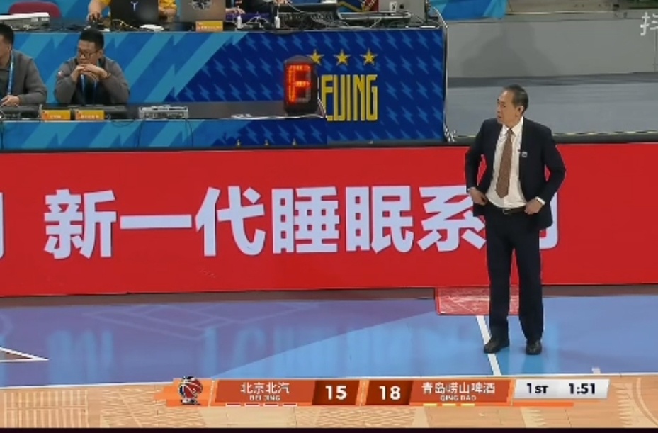 北京男篮主教练许利民指导现在压力很大，对着裁判一顿输出。上场输给人员不齐的上海男
