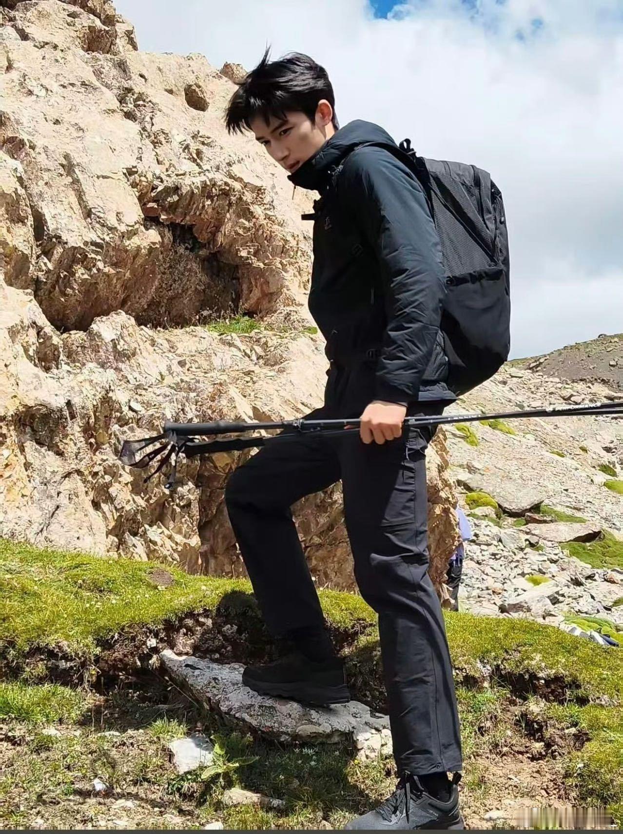 青海偶遇王星越偶遇王星越发现他真的热衷山野户外活动，常年保持健身习惯身形状态极佳