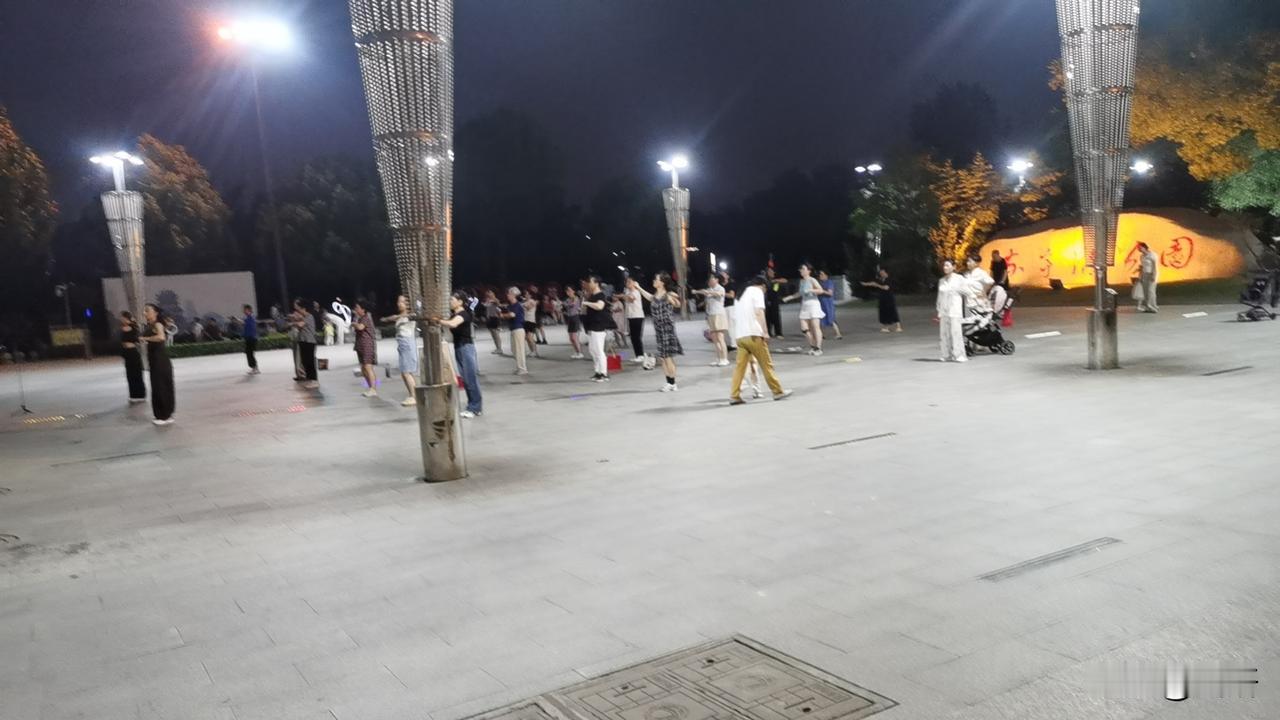 一段很通透的话：
“人生的主线任务就是保持健康，
支线任务就是找些事来做，
来更
