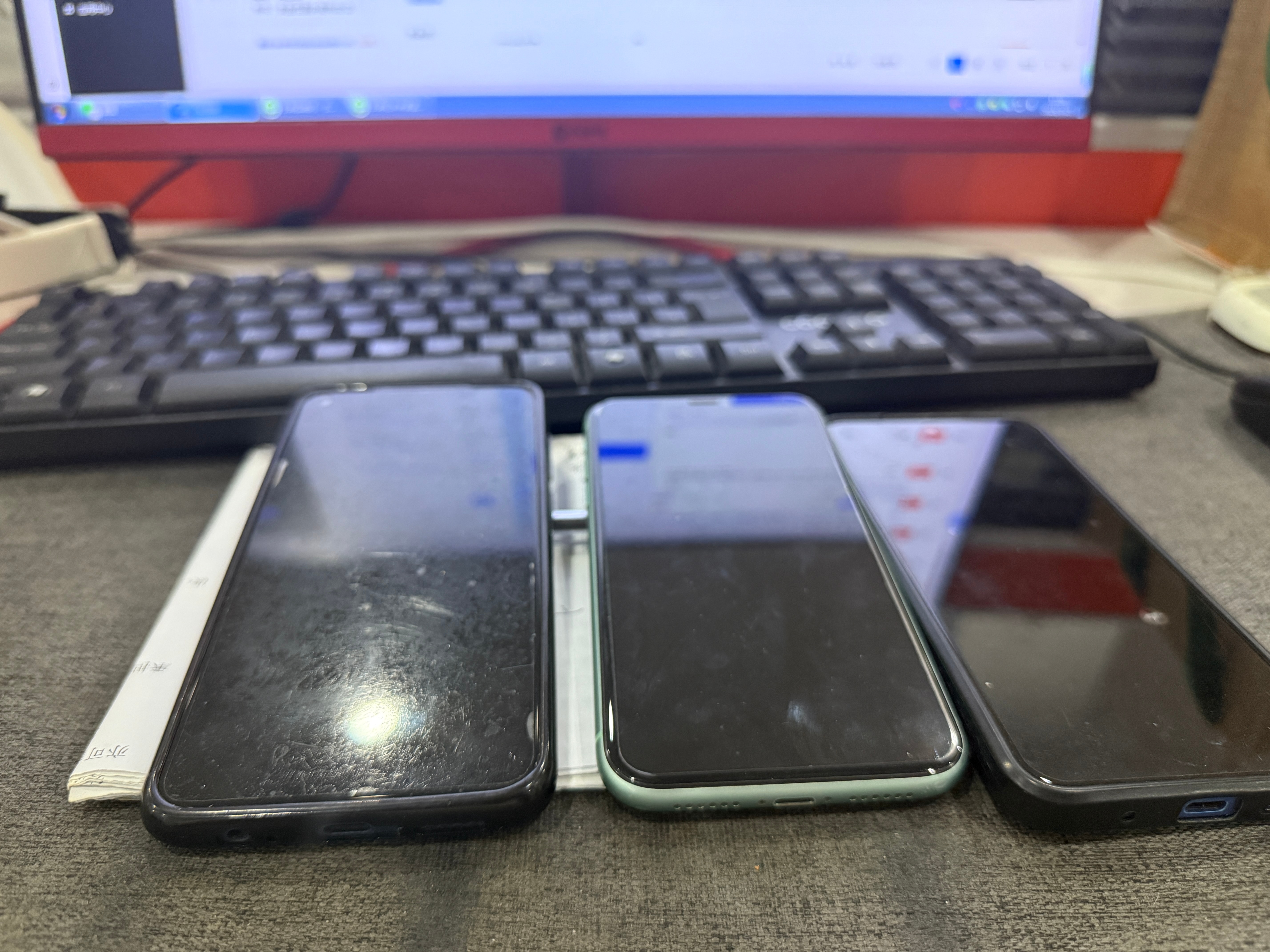 上班都在做like[允悲][允悲]，4个手机切着干 ​​​