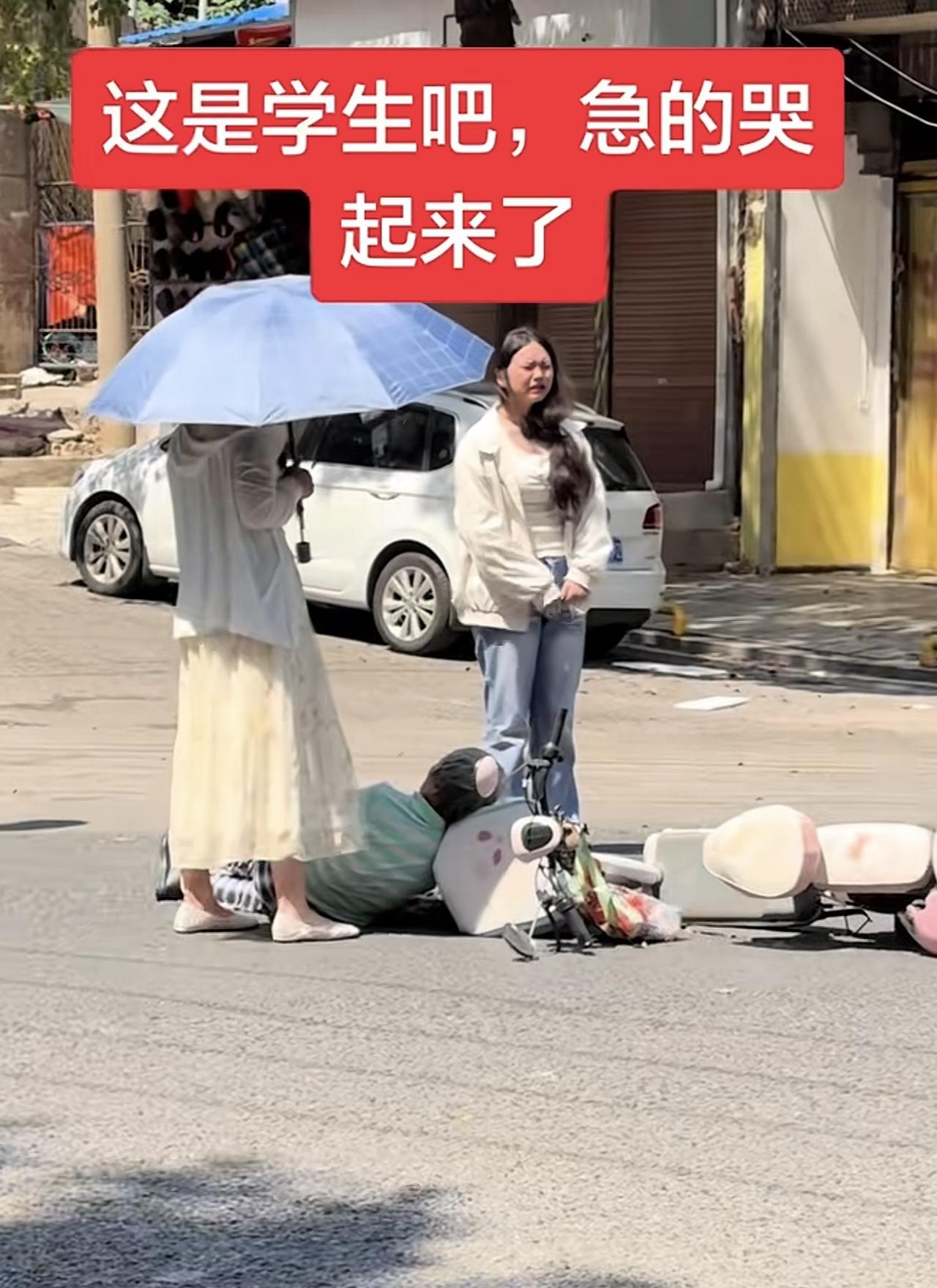 看到这位女生哭成这样，我也想起了当初的自己。那个时候我也是着急上班，骑车的时候没