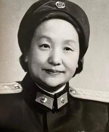 1944年，王树声领回了一位22岁的漂亮姑娘，徐向前要当婆家人，贺龙元帅要当娘家