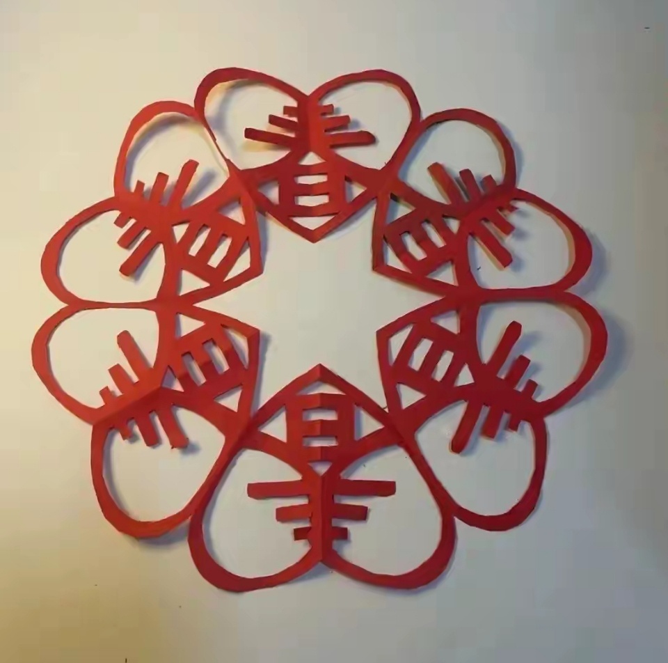 宿舍里的非遗细糠 指尖翻飞裁出万千气象，一纸窗花承载千年匠心。贴在宿舍窗边，让传