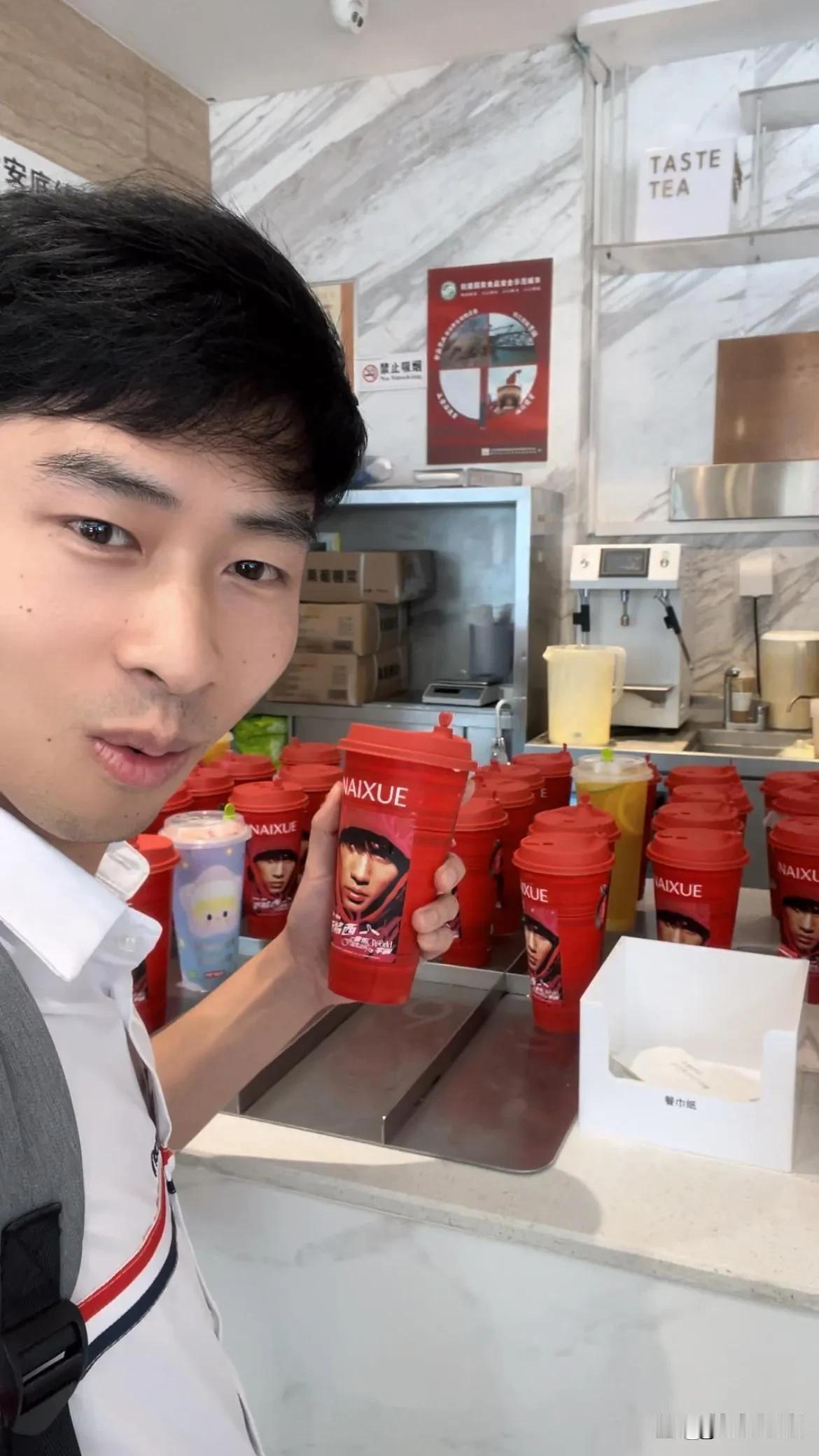 奈雪茶与周杰伦合作推出了联名产品“范特西奶茶”。此外，还有联名款奶茶杯、手提袋与