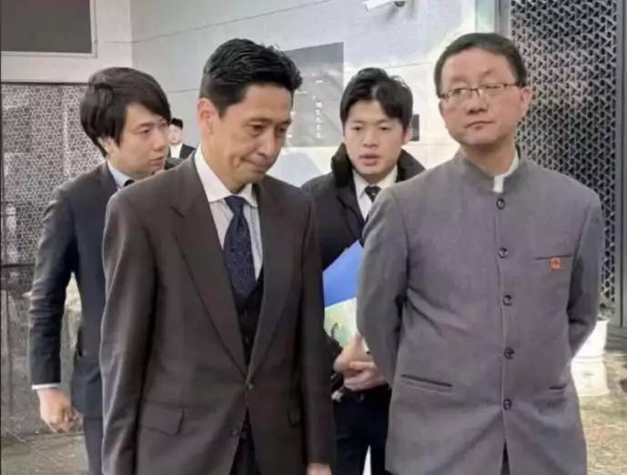 建议公务员正式场合穿汉服，这样才体现民族自信。

最近一件中山装上热搜了，似乎穿