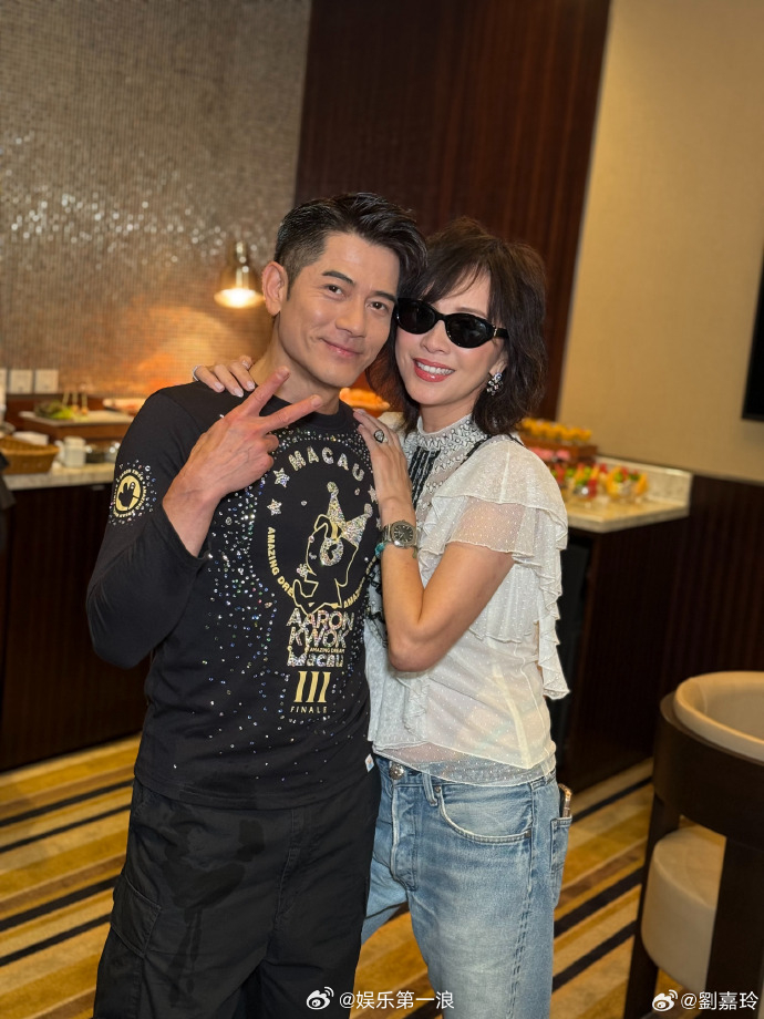 郭富城刘嘉玲后台合照郭富城刘嘉玲演唱会后台合照 男神女神都不会老的！ ​​​