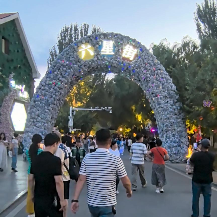 六星街：把岁月揉进烟火，读懂平凡才是归宿
 
有人说，喀赞其是伊宁写给世界的彩色