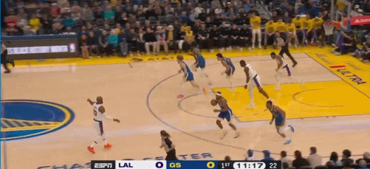 防守在哪？艾顿这回防比老奶奶还慢！
在今天NBA常规赛湖人对阵勇士的第一节比赛中