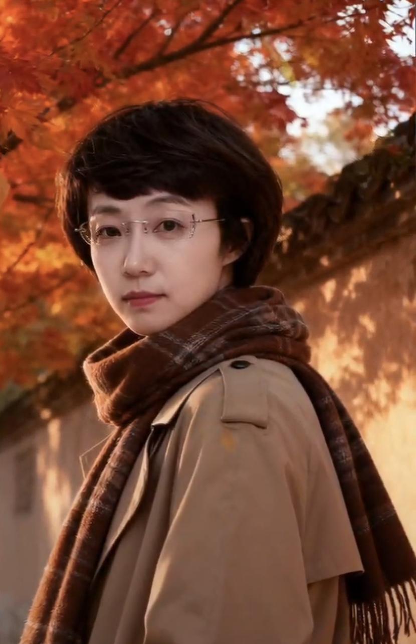 《行香子.》
风满轩窗，旧岁凉凉。
过往云烟不言伤。
闲庭信步，悦纳温良。
忆那